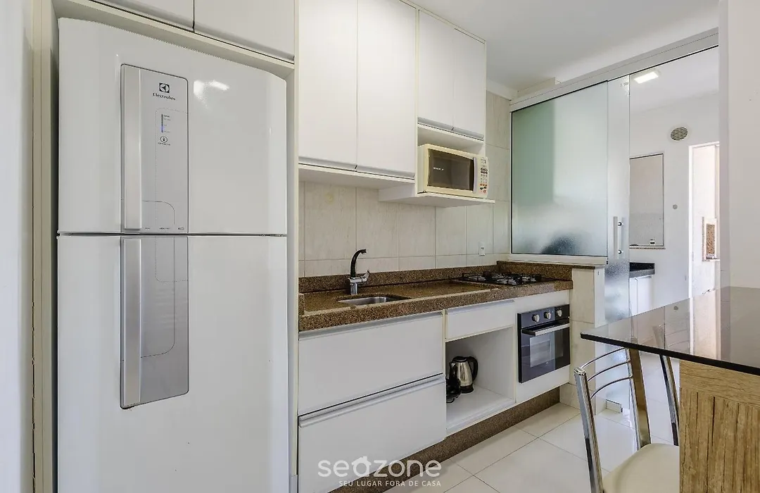Apartamento a 500m Praia de Bombas EBJ302-1